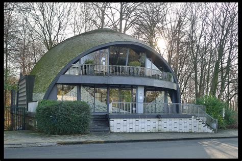 Paviljoen van de Zes Schatkamers! - Een Monumentale Reflectie op Reis en Verheffing