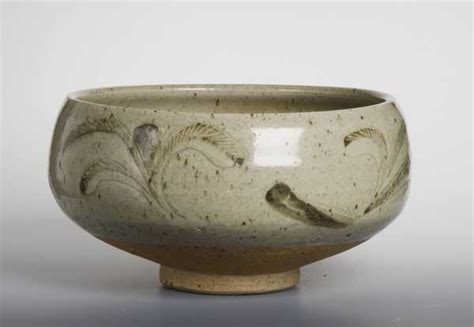  The Great Dish van Bernard Leach: Een Keramiek Wonder Met Mystieke Aardewerkpatronen