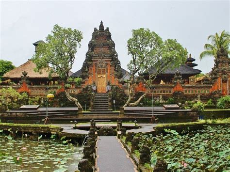  De Lotusvijver - Een meesterwerk van serene schoonheid en symboliek in goud